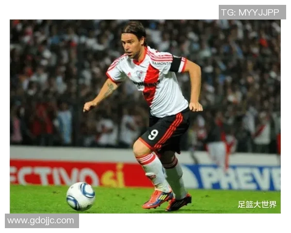 堕落绿茵梦破碎的天才前锋在迷失与救赎之间寻找自我