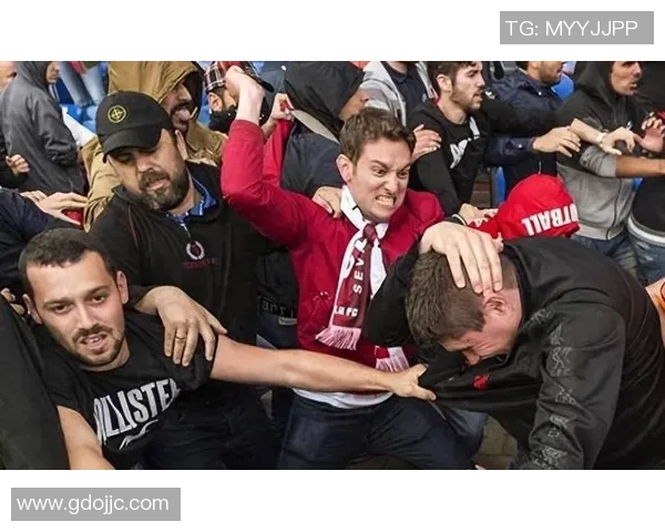 足球场上的十大恶名球员揭示他们的脏技与争议瞬间