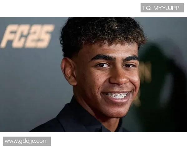 金发足球球星的崛起与挑战 解析其背后的努力与成就